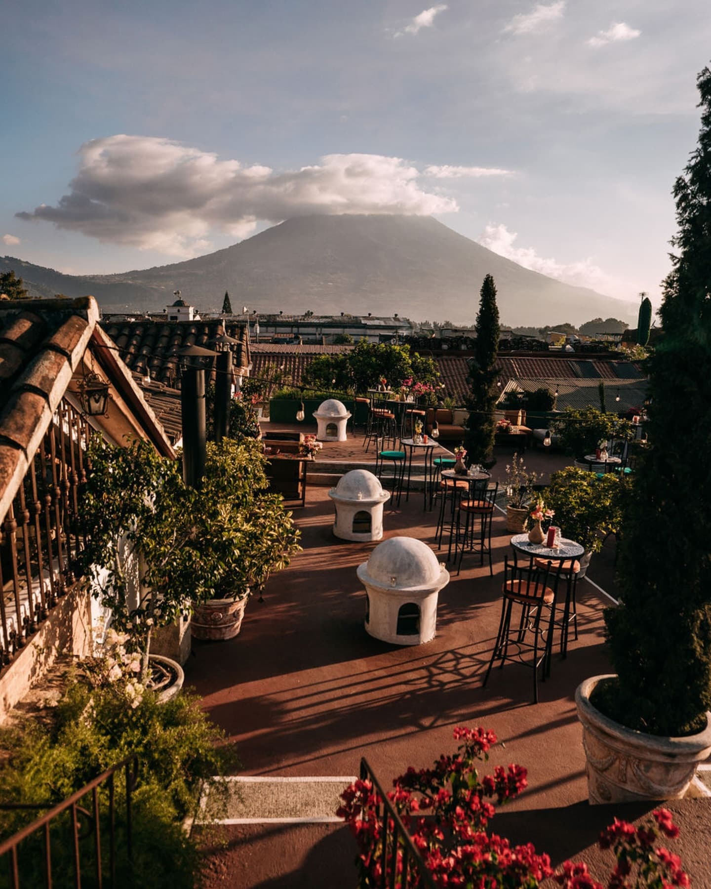 Azotea de Casa Troccoli con vista a los tejados de Antigua y al volcán.